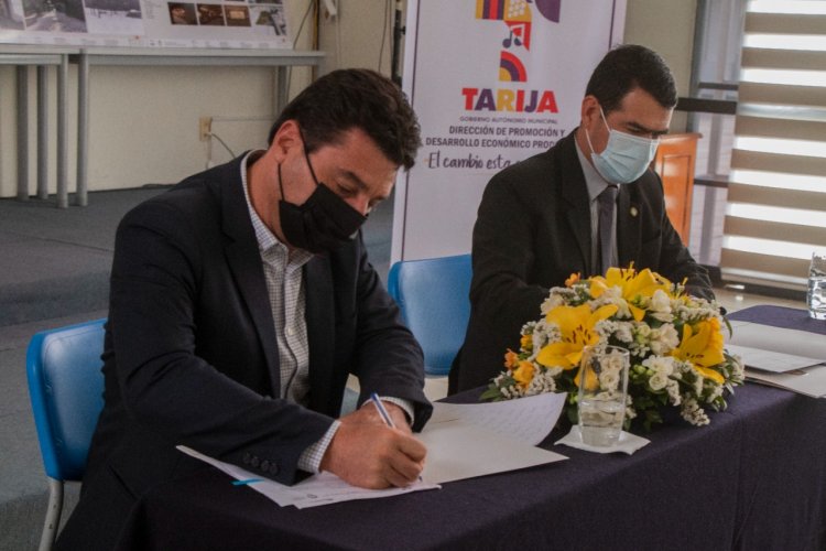 Alcaldía de Tarija y UCB firman tres convenios para potenciar estudios académicos