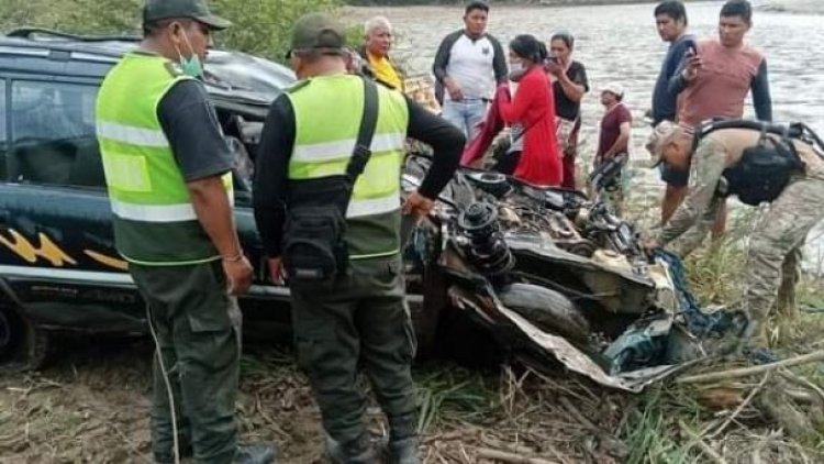 Un auto se embarranca cerca de Caranavi y una niña desaparece al caer al río