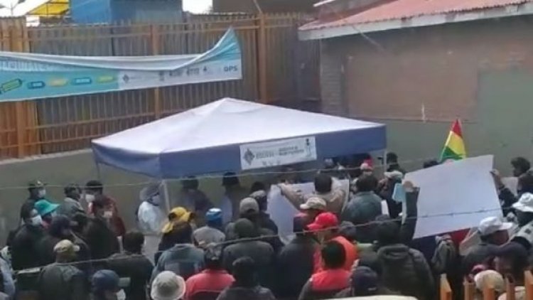 Grupo antivacuna ataca punto de inmunización en El Alto: ¡Váyanse car… están matando gente!