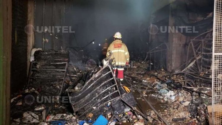 En Santa Cruz, incendio en el mercado 4 de Noviembre destruye al menos 12 casetas