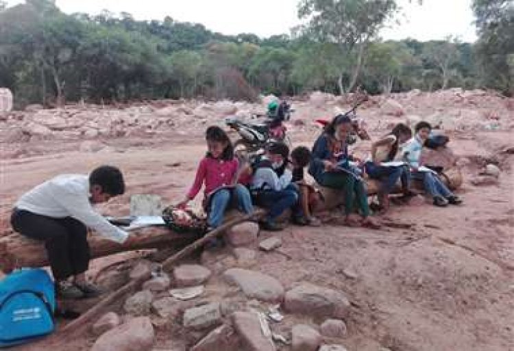 Niños de Tomatirenda (Entre Ríos) pasaron clases sentados en un tronco, el aluvión destruyó su escuela