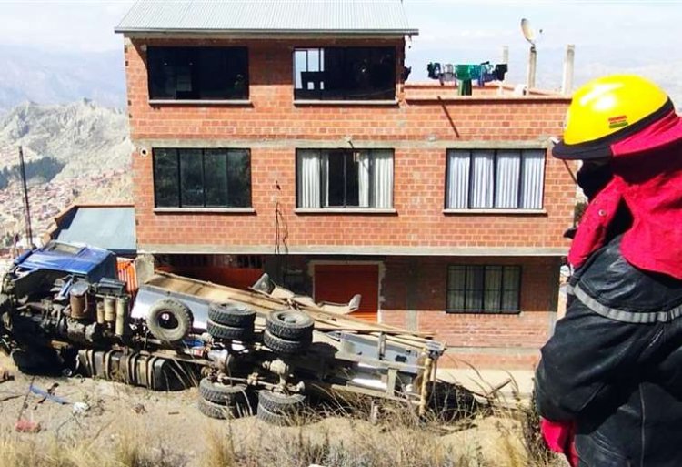 Un carro cisterna vuelca y derrama combustible en una vía de La Paz