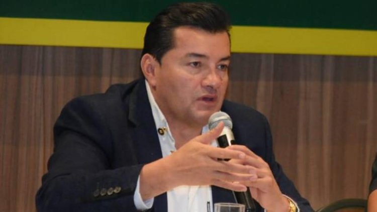 Jhonny Fernández pide la renuncia de directores y secretarios “por la salud de su gestión”