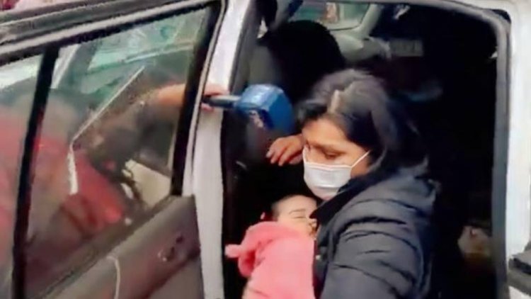 Con su hija en brazos, Soledad Chapetón es aprehendida por la Policía