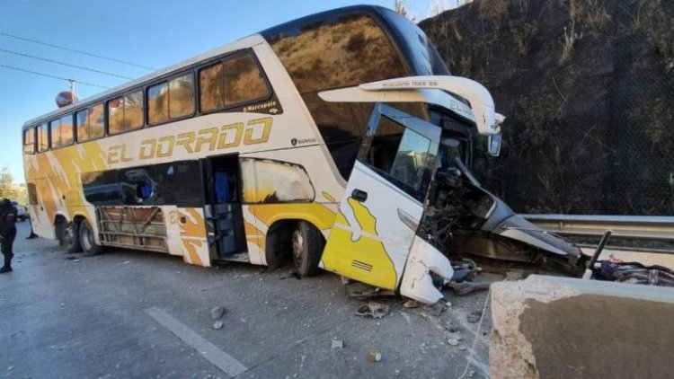 Muere una persona tras choque de flota contra un separador de concreto en la autopista La Paz-El Alto