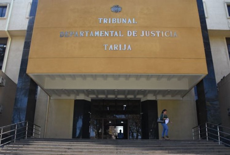 Juez otorga detención domiciliaria sin derecho al trabajo y fianza de 100 mil bolivianos para el médico Carlos Mazuelos.