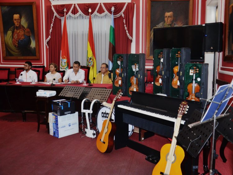 Gobernación de Tarija Impulsa la Formación Artística con Entrega de Instrumentos e Insumos