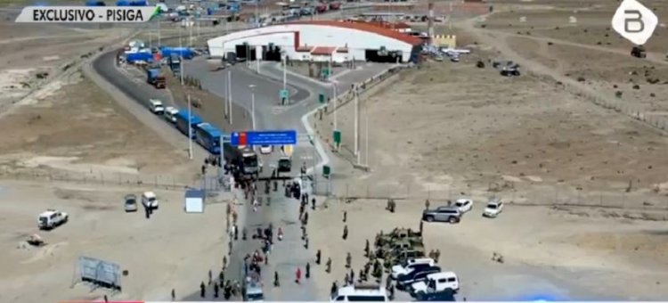 Bolivianos repatriados ingresan al campamento de Pisiga